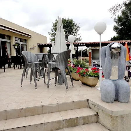 Ξενοδοχείο Logis & Restaurant Le 3*